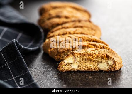 Biscuits italiens sucrés au cantuccini. Biscuits aux amandes sur table noire. Banque D'Images