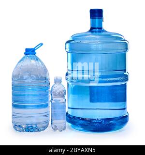 Trois bouteilles bleues de différentes tailles avec de l'eau potable isolée sur fond blanc. Banque D'Images
