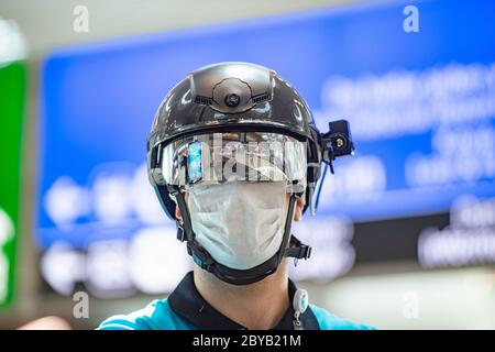 Istanbul, Turquie. 9 juin 2020. Un employé portant un casque à thermoexposition VF surveille les gens à l'aéroport d'Istanbul, en Turquie, le 9 juin 2020. La technologie et l'innovation seront les principales précautions prises par le plus grand aéroport turc d'Istanbul contre le COVID-19 dans l'ère post-pandémique, selon la direction de l'aéroport. La direction a présenté mardi les préparatifs et les mesures finales prises contre le coronavirus, tandis que les compagnies aériennes turques se préparent à reprendre leurs opérations internationales le lendemain. Crédit: Yasin Akgul/Xinhua/Alay Live News Banque D'Images