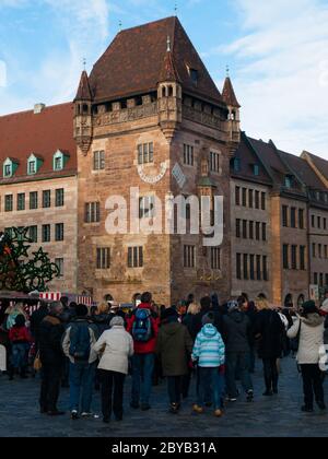 Ancienne tour de Nassau House - Nassauer Haus et beaucoup de gens en face de lui, Nuremberg, Allemagne Banque D'Images