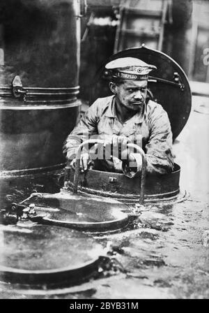 Sailor allemand sortant de Turret sur Torpedo Boat, bain News Service, août 1915 Banque D'Images