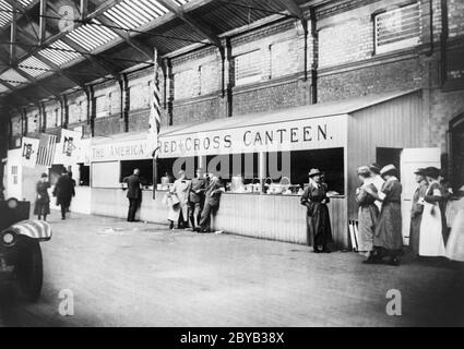 La cantine de la Croix-Rouge américaine sur les quais d'un port anglais. Le jour de son ouverture, il a servi huit mille soldats américains d'un convoi entrant, Angleterre, Royaume-Uni, American National Red Cross Collection, novembre 1918 Banque D'Images