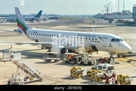 NAPLES, ITALIE - AOÛT 2019 : Embraer ERJ 190 exploité par Bulgarie Air en stand à l'aéroport de Naples Banque D'Images