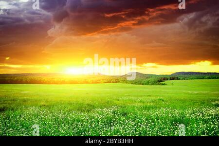 Soleil levant avec des nuages sombres Banque D'Images