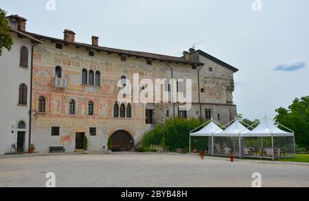 Cour historique du château de Spilimbergo dans la province d'Udine, Friuli, nord-ouest de l'Italie. La façade du Palazzo Dipinto du XIVe siècle est visible Banque D'Images