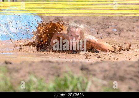 Poley Mountain, Nouveau-Brunswick, Canada - 10 juin 2017 : participation à la collecte de fonds annuelle « la course de boue au cœur ». Ramper dans la boue et l'eau. Banque D'Images