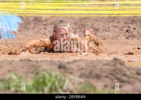 Poley Mountain, Nouveau-Brunswick, Canada - 10 juin 2017 : participation à la collecte de fonds annuelle « la course de boue au cœur ». Ramper dans la boue et l'eau. Banque D'Images