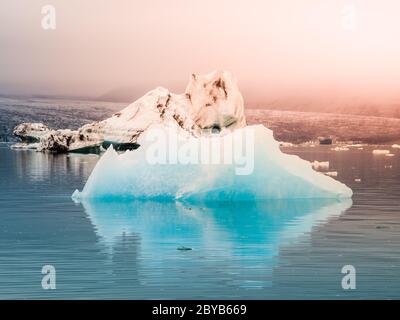 Icebergs bleus dans le lagon du glacier de Jokulsarlon, en Islande. Banque D'Images
