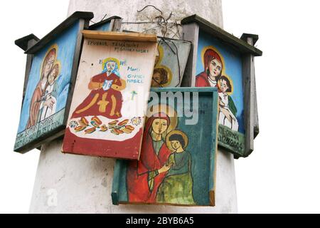 Village d'Aninoasa, Comté de Gorj, Roumanie. Icônes avec des noms de personnes décédées écrits sur eux placés sur une fontaine. Banque D'Images