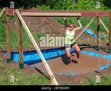 Poley Mountain, Nouveau-Brunswick, Canada - 10 juin 2017 : participation à la collecte de fonds annuelle « la course de boue au cœur ». Traversée sur l'eau de boue. Banque D'Images