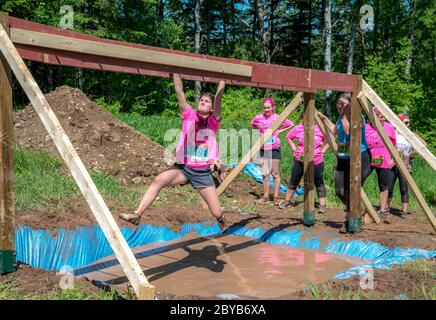 Poley Mountain, Nouveau-Brunswick, Canada - 10 juin 2017 : participation à la collecte de fonds annuelle « la course de boue au cœur ». Traversée sur l'eau de boue. Banque D'Images