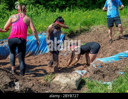 Poley Mountain, Nouveau-Brunswick, Canada - 10 juin 2017 : participation à la collecte de fonds annuelle « la course de boue au cœur ». Creuser dans la boue. Banque D'Images