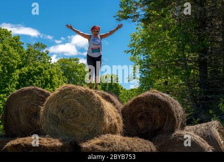 Poley Mountain, Nouveau-Brunswick, Canada - 10 juin 2017 : participation à la collecte de fonds annuelle « la course de boue au cœur ». Se tenir sur des balles de foin. Banque D'Images
