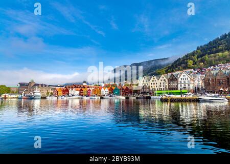 Bâtiments historiques hanséatiques colorés à Bryggen, près de la baie de Vågen, Bergen, Norvège Banque D'Images