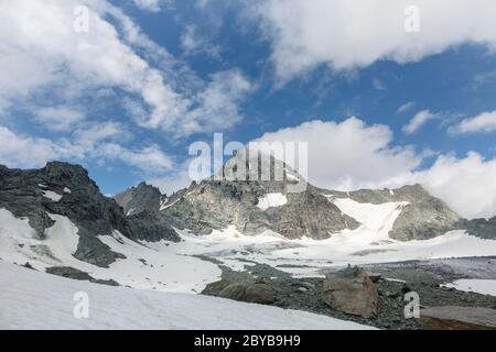 La route de l'escalade vers le sommet rocheux de Grossglockner dans les Alpes autrichiennes, Kals am Grossglockner, Autriche Banque D'Images