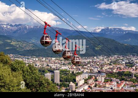 Vue pittoresque sur la voie du câble et la ville. Grenoble, France. Téléphérique Grenoble-Bastille au premier plan Banque D'Images