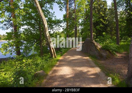 La vue sur le sentier dans le Parc de Monrepo (réserve-musée-historique-architectural et naturel) à Vyborg, Russie Banque D'Images