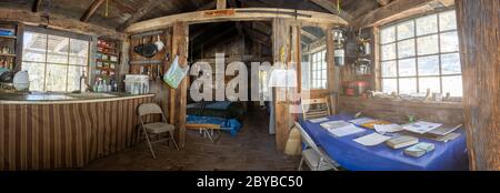 L’intérieur d’une cabine de mineur connue sous le nom de ‘Château’ Situé dans le Sourdough Canyon, près de la ville fantôme de Panamint City dans le parc national de la Vallée de la mort Banque D'Images