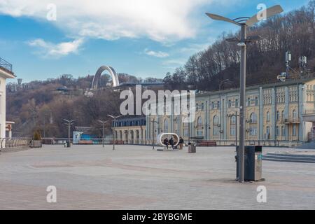 Kiev, Ukraine - 26 mars 2020 : remblai reconstruit sur la place postale au centre de Kiev et l'arche de l'amitié des peuples en arrière-plan. Banque D'Images