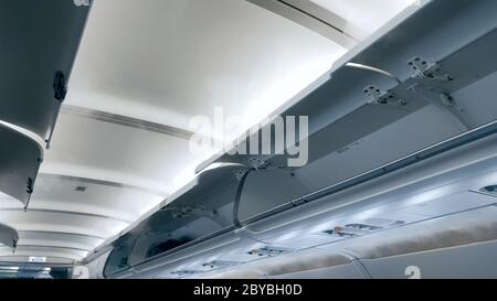 Plafond d'avion Moder et coffre à bagages ouvert Banque D'Images