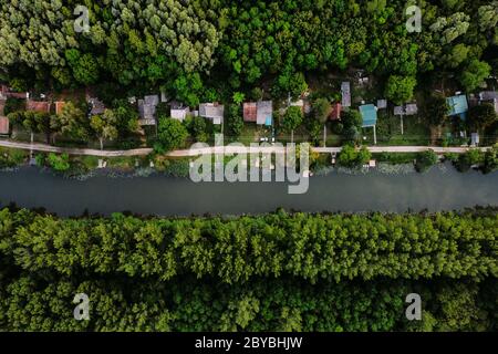 Vue aérienne d'une maison dans le foyer de la réserve naturelle spéciale Gornje Podunavlje en Serbie Banque D'Images