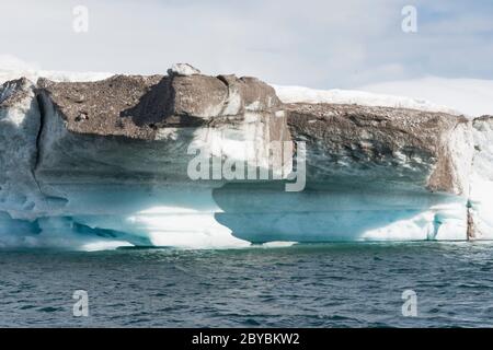 La cour de la tombe iceberg dans la baie de Pleneau, Port Charcot Antarctique. Banque D'Images