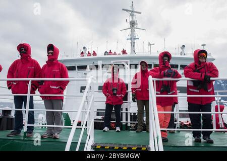 Les passeurs sur le pont observent les passages du navire G Expedtion Par l'Antarctique du canal Lemaire Banque D'Images