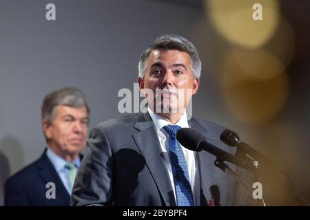 Le sénateur américain Cory Gardner (républicain du Colorado) s'adresse aux médias à la suite des déjeuners politiques du GOP à Capitol Hill à Washington, DC, États-Unis, le mardi 9 juin 2020. Crédit : Stefani Reynolds/CNP/MediaPunch Banque D'Images