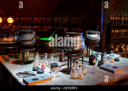 Londres, Royaume-Uni - février 2020: Potions Classroom au Making of Harry Potter Studio. Banque D'Images