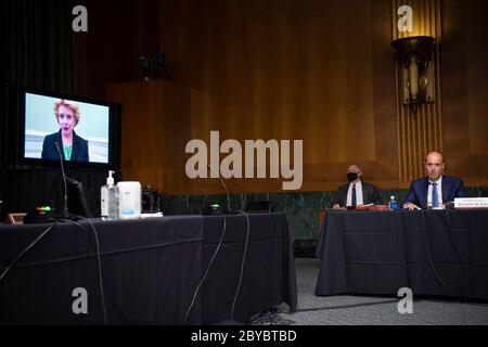 Le sénateur américain Debbie Stabenow (démocrate du Michigan), à gauche, interroge le secrétaire américain au travail Eugene Scalia par téléconférence lors d’une audience du Comité des finances du Sénat américain sur « COVID-19/Unchômage Insurance » à Capitol Hill, à Washington, le mardi 9 juin 2020. Crédit: Caroline Brehman/Pool via CNP /MediaPunch Banque D'Images