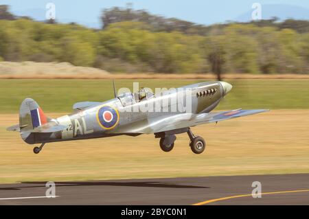 Avion de chasse Supermarine Spitfire qui s'envole au-dessus du spectacle aérien de Wairarapa, aérodrome de Hood, Nouvelle-Zélande. PV270 d'ITL Aviation Banque D'Images