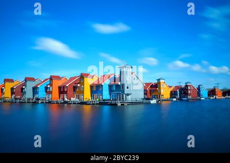 Bâtiments colorés au Reitdiephaven sur l'eau dans GR Banque D'Images