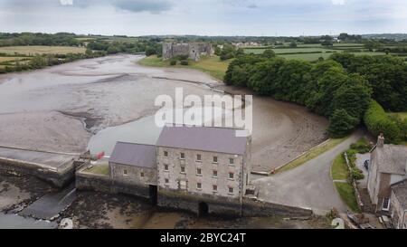 Vue aérienne du château de Carew Banque D'Images