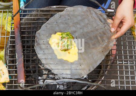 Papier de riz en cours de repas sur un barbecue Banque D'Images
