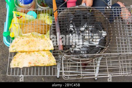 Papier de riz en cours de repas sur un barbecue Banque D'Images