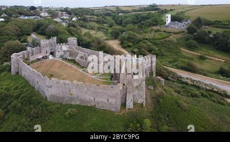 Vue aérienne du château de Manorbier, Pembrokeshire pays de Galles Royaume-Uni Banque D'Images