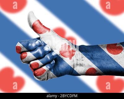 Vieille Femme avec l'arthrite le pouce up sign Banque D'Images