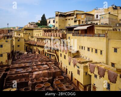 FÈS, MAROC - VERS MAI 2018 : patio intérieur de la Tannerie Chouara à Fès. Construit au XIe siècle, c'est la plus grande tannerie de la ville. C'est le cas Banque D'Images