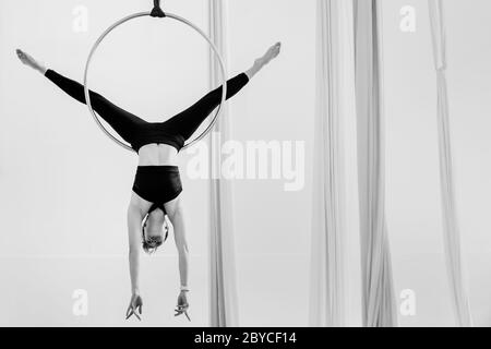 Une danseuse colombienne montre ses compétences acrobatiques sur le hoop aérien lors d'une séance d'entraînement dans une salle de gym à Medellín, Colombie. Banque D'Images