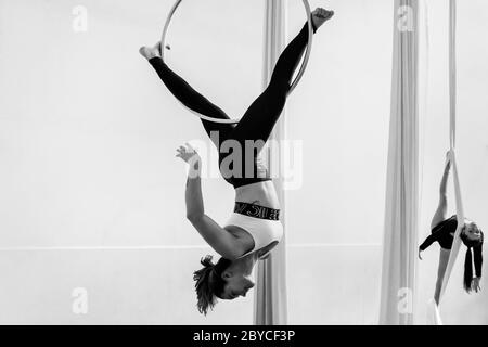 Les danseurs colombiens jouent un duo, sur des silks aériens et sur des canulars aériens, lors d'une séance d'entraînement dans une salle de sport à Medellín, Colombie. Banque D'Images