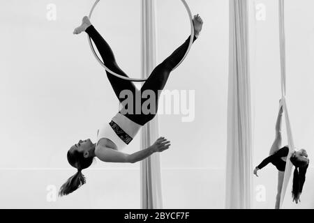 Les danseurs colombiens jouent un duo, sur des silks aériens et sur des canulars aériens, lors d'une séance d'entraînement dans une salle de sport à Medellín, Colombie. Banque D'Images