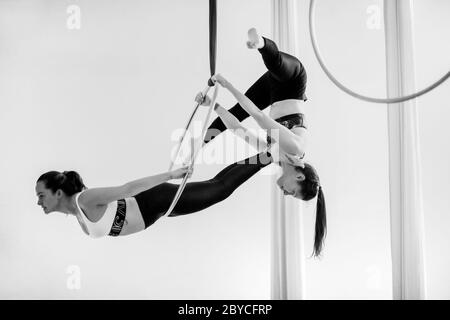 Les danseurs colombiens jouent un duo sur le canulars aérien lors d'une séance d'entraînement dans une salle de gym à Medellín, Colombie. Banque D'Images