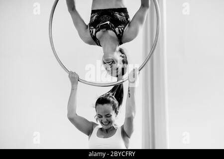 Les danseurs colombiens jouent un duo sur le canulars aérien lors d'une séance d'entraînement dans une salle de gym à Medellín, Colombie. Banque D'Images