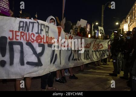 Jérusalem, Israël. 9 juin 2020. Des militants de gauche assistent à une manifestation à Jérusalem le 9 juin 2020 contre le meurtre d'Iyad Hallak, un palestinien handicapé tué par balle par la police israélienne et contre le meurtre de George Floyd, un Afro-américain sans armes. Crédit : Eddie Gerald/Alay Live News Banque D'Images