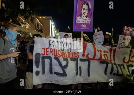 Jérusalem, Israël. 9 juin 2020. Des militants de gauche assistent à une manifestation à Jérusalem le 9 juin 2020 contre le meurtre d'Iyad Hallak, un palestinien handicapé tué par balle par la police israélienne et contre le meurtre de George Floyd, un Afro-américain sans armes. Crédit : Eddie Gerald/Alay Live News Banque D'Images