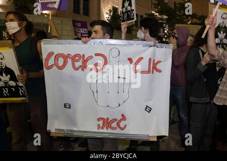 Jérusalem, Israël. 9 juin 2020. Un manifestant portant un écriteau en hébreu qui lit « fier antifasciste » alors que des centaines d'activistes de gauche israéliens assistent à une manifestation à Jérusalem le 9 juin 2020 contre le meurtre d'Iyad Hallak, Un palestinien handicapé tué par balle par la police israélienne ainsi que par le meurtre de George Floyd, un Afro-américain non armé. Crédit : Eddie Gerald/Alay Live News Banque D'Images