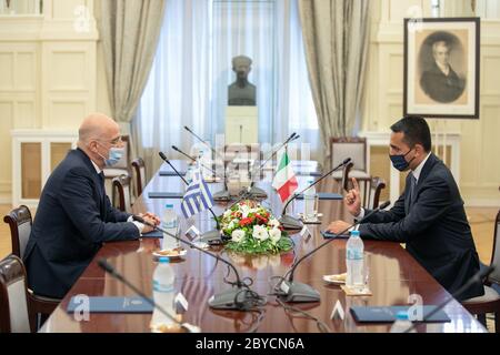 Athènes, Grèce. 9 juin 2020. Le ministre grec des Affaires étrangères Nikos Dendias (L) rencontre le ministre italien des Affaires étrangères Luigi Di Maio à Athènes (Grèce), le 9 juin 2020. Le ministre grec des Affaires étrangères Nikos Dendias et son homologue italien Luigi Di Maio ont signé mardi un accord sur la délimitation des zones maritimes entre les deux pays. Crédit: Lefteris Partsalis/Xinhua/Alay Live News Banque D'Images