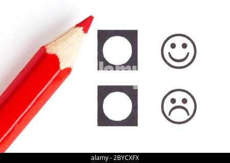 Crayon rouge choisir le bon smiley Banque D'Images