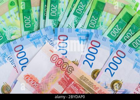 Monnaie des billets russes d'une valeur nominale de cinq mille deux mille deux cents roubles fond. Gros plan sur la texture du billet de banque rouble Banque D'Images