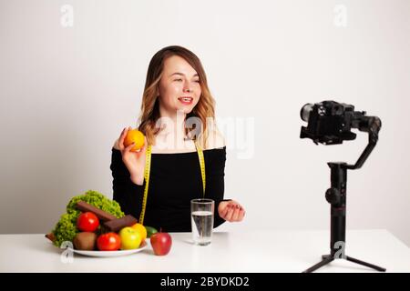 Une jeune femme dans lightroom écrit un blog sur la perte de poids et une saine alimentation Banque D'Images